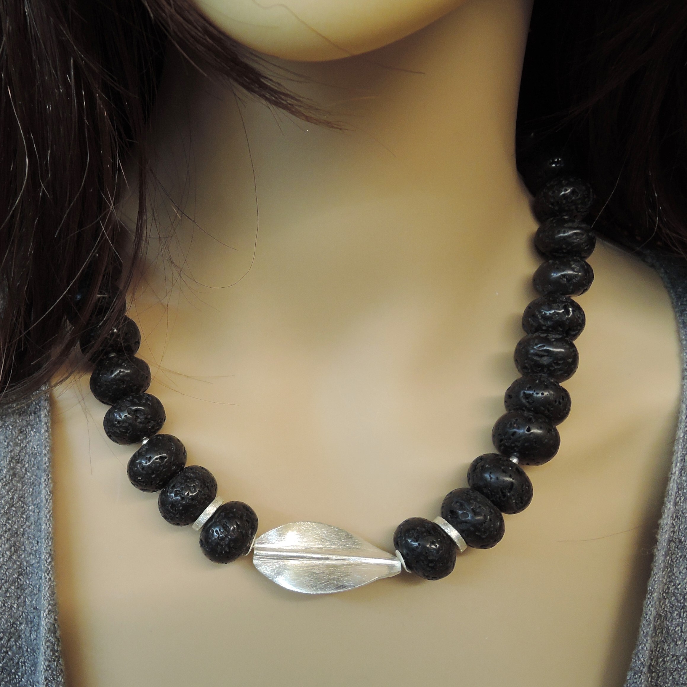 Edelsteinkette Lava Linsen mit Silber Zwischenteilen